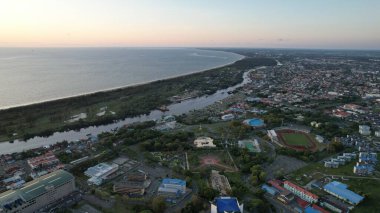 Miri Şehri 'nin ünlü plajları, nehirleri, şehirleri ve manzaralı çevresiyle Landmark ve Turist Çekim alanları