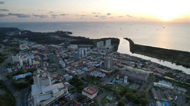 Miri Şehri 'nin ünlü plajları, nehirleri, şehirleri ve manzaralı çevresiyle Landmark ve Turist Çekim alanları