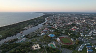 Miri Şehri 'nin ünlü plajları, nehirleri, şehirleri ve manzaralı çevresiyle Landmark ve Turist Çekim alanları