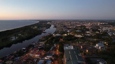 Miri Şehri 'nin ünlü plajları, nehirleri, şehirleri ve manzaralı çevresiyle Landmark ve Turist Çekim alanları