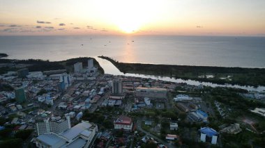 Miri Şehri 'nin ünlü plajları, nehirleri, şehirleri ve manzaralı çevresiyle Landmark ve Turist Çekim alanları