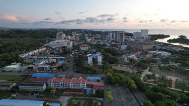 Miri Şehri 'nin ünlü plajları, nehirleri, şehirleri ve manzaralı çevresiyle Landmark ve Turist Çekim alanları