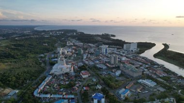 Miri Şehri 'nin ünlü plajları, nehirleri, şehirleri ve manzaralı çevresiyle Landmark ve Turist Çekim alanları