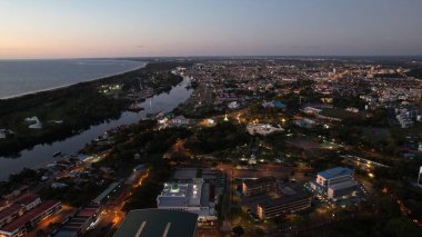 Miri Şehri 'nin ünlü plajları, nehirleri, şehirleri ve manzaralı çevresiyle Landmark ve Turist Çekim alanları