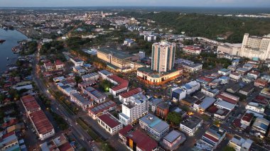 Miri Şehri 'nin ünlü plajları, nehirleri, şehirleri ve manzaralı çevresiyle Landmark ve Turist Çekim alanları
