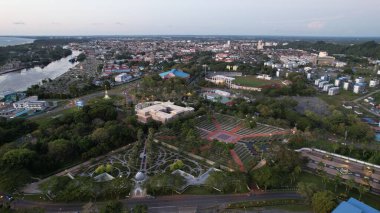 Miri Şehri 'nin ünlü plajları, nehirleri, şehirleri ve manzaralı çevresiyle Landmark ve Turist Çekim alanları