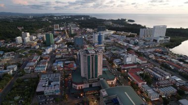 Miri Şehri 'nin ünlü plajları, nehirleri, şehirleri ve manzaralı çevresiyle Landmark ve Turist Çekim alanları