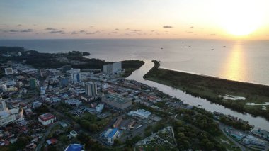 Miri Şehri 'nin ünlü plajları, nehirleri, şehirleri ve manzaralı çevresiyle Landmark ve Turist Çekim alanları
