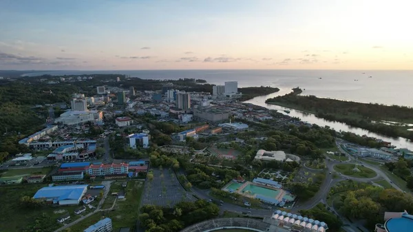 Miri Şehri 'nin ünlü plajları, nehirleri, şehirleri ve manzaralı çevresiyle Landmark ve Turist Çekim alanları