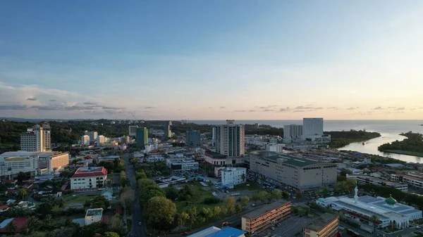 Miri Şehri 'nin ünlü plajları, nehirleri, şehirleri ve manzaralı çevresiyle Landmark ve Turist Çekim alanları