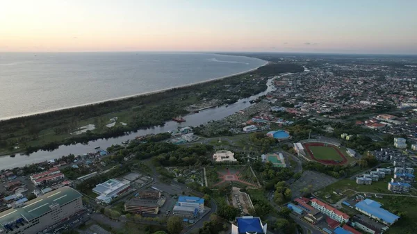 Miri Şehri 'nin ünlü plajları, nehirleri, şehirleri ve manzaralı çevresiyle Landmark ve Turist Çekim alanları