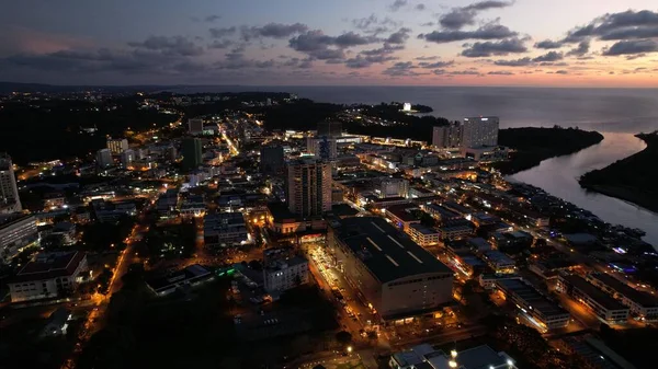 Miri Şehri 'nin ünlü plajları, nehirleri, şehirleri ve manzaralı çevresiyle Landmark ve Turist Çekim alanları