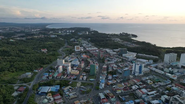 Miri Şehri 'nin ünlü plajları, nehirleri, şehirleri ve manzaralı çevresiyle Landmark ve Turist Çekim alanları