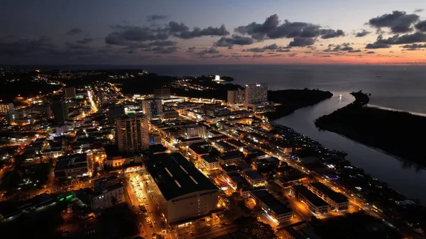 Miri Şehri 'nin ünlü plajları, nehirleri, şehirleri ve manzaralı çevresiyle Landmark ve Turist Çekim alanları