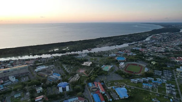 Miri Şehri 'nin ünlü plajları, nehirleri, şehirleri ve manzaralı çevresiyle Landmark ve Turist Çekim alanları