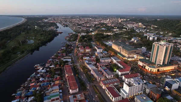 Miri Şehri 'nin ünlü plajları, nehirleri, şehirleri ve manzaralı çevresiyle Landmark ve Turist Çekim alanları
