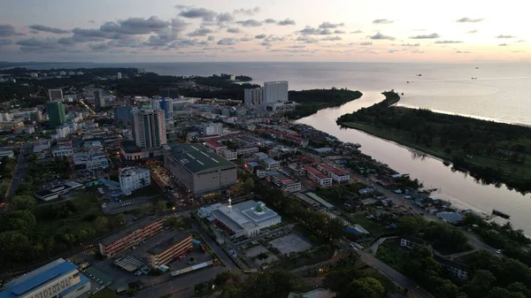 Miri Şehri 'nin ünlü plajları, nehirleri, şehirleri ve manzaralı çevresiyle Landmark ve Turist Çekim alanları