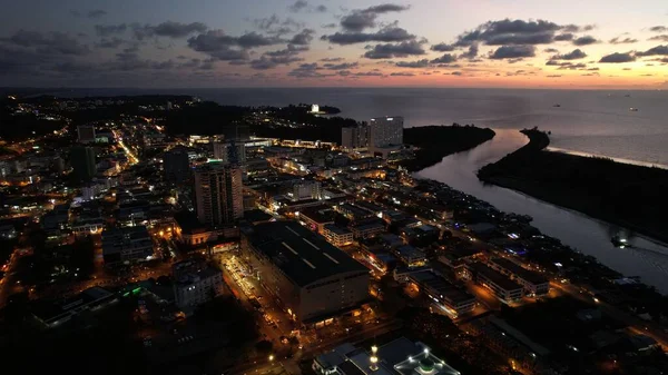 Miri Şehri 'nin ünlü plajları, nehirleri, şehirleri ve manzaralı çevresiyle Landmark ve Turist Çekim alanları