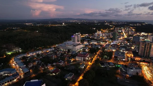 Miri Şehri 'nin ünlü plajları, nehirleri, şehirleri ve manzaralı çevresiyle Landmark ve Turist Çekim alanları