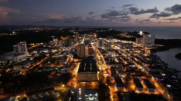 Miri Şehri 'nin ünlü plajları, nehirleri, şehirleri ve manzaralı çevresiyle Landmark ve Turist Çekim alanları