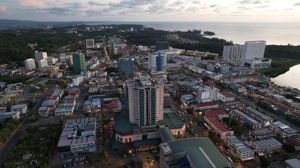 Miri Şehri 'nin ünlü plajları, nehirleri, şehirleri ve manzaralı çevresiyle Landmark ve Turist Çekim alanları