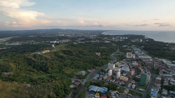 Miri Şehri 'nin ünlü plajları, nehirleri, şehirleri ve manzaralı çevresiyle Landmark ve Turist Çekim alanları