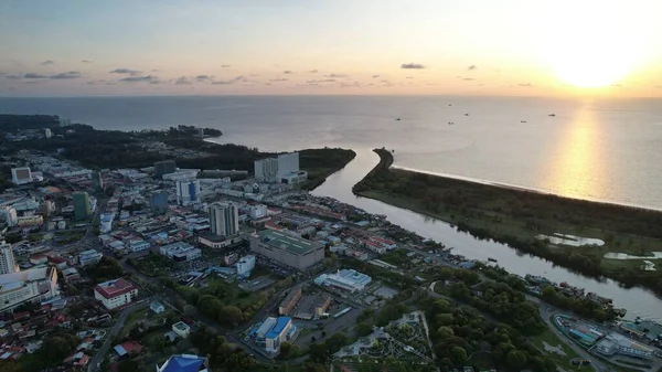 Miri Şehri 'nin ünlü plajları, nehirleri, şehirleri ve manzaralı çevresiyle Landmark ve Turist Çekim alanları