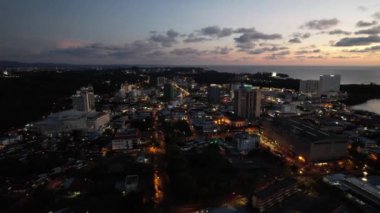 Miri Şehri 'nin ünlü plajları, nehirleri, şehirleri ve manzaralı çevresiyle Landmark ve Turist Çekim alanları