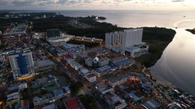 Miri Şehri 'nin ünlü plajları, nehirleri, şehirleri ve manzaralı çevresiyle Landmark ve Turist Çekim alanları