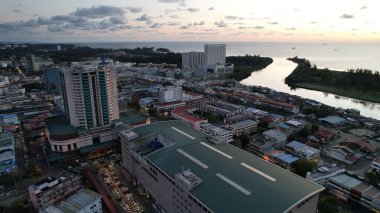 Miri Şehri 'nin ünlü plajları, nehirleri, şehirleri ve manzaralı çevresiyle Landmark ve Turist Çekim alanları