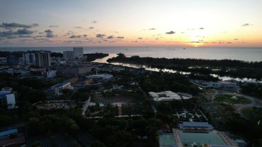 Miri Şehri 'nin ünlü plajları, nehirleri, şehirleri ve manzaralı çevresiyle Landmark ve Turist Çekim alanları