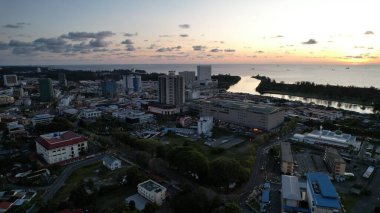 Miri Şehri 'nin ünlü plajları, nehirleri, şehirleri ve manzaralı çevresiyle Landmark ve Turist Çekim alanları