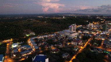 Miri Şehri 'nin ünlü plajları, nehirleri, şehirleri ve manzaralı çevresiyle Landmark ve Turist Çekim alanları