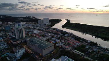 Miri Şehri 'nin ünlü plajları, nehirleri, şehirleri ve manzaralı çevresiyle Landmark ve Turist Çekim alanları