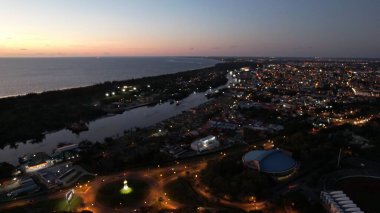 Miri Şehri 'nin ünlü plajları, nehirleri, şehirleri ve manzaralı çevresiyle Landmark ve Turist Çekim alanları