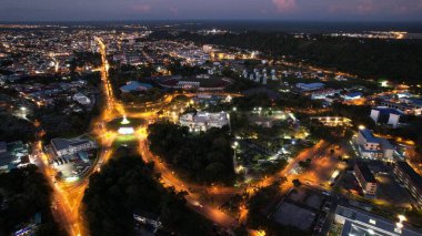 Miri Şehri 'nin ünlü plajları, nehirleri, şehirleri ve manzaralı çevresiyle Landmark ve Turist Çekim alanları