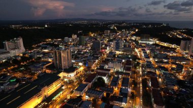 Miri Şehri 'nin ünlü plajları, nehirleri, şehirleri ve manzaralı çevresiyle Landmark ve Turist Çekim alanları