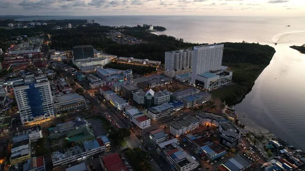 Miri Şehri 'nin ünlü plajları, nehirleri, şehirleri ve manzaralı çevresiyle Landmark ve Turist Çekim alanları