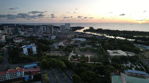 Miri Şehri 'nin ünlü plajları, nehirleri, şehirleri ve manzaralı çevresiyle Landmark ve Turist Çekim alanları