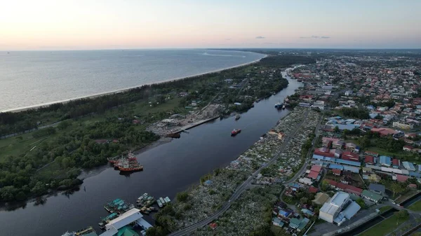 Miri Şehri 'nin ünlü plajları, nehirleri, şehirleri ve manzaralı çevresiyle Landmark ve Turist Çekim alanları