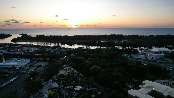 Miri Şehri 'nin ünlü plajları, nehirleri, şehirleri ve manzaralı çevresiyle Landmark ve Turist Çekim alanları