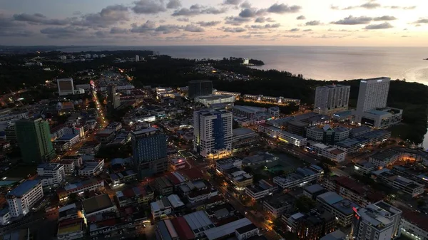 Miri Şehri 'nin ünlü plajları, nehirleri, şehirleri ve manzaralı çevresiyle Landmark ve Turist Çekim alanları