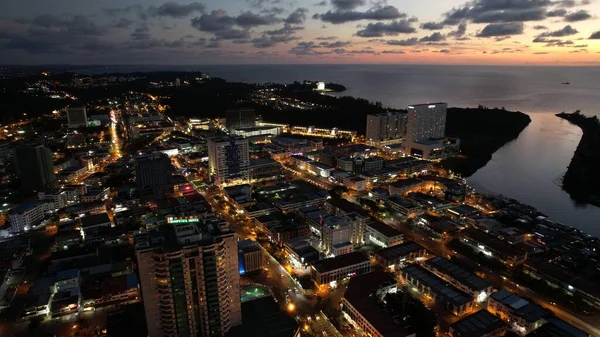 Miri Şehri 'nin ünlü plajları, nehirleri, şehirleri ve manzaralı çevresiyle Landmark ve Turist Çekim alanları