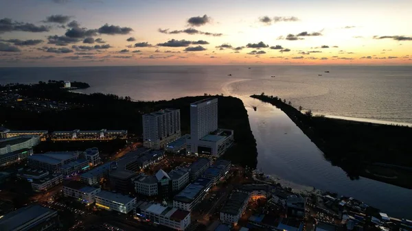 Miri Şehri 'nin ünlü plajları, nehirleri, şehirleri ve manzaralı çevresiyle Landmark ve Turist Çekim alanları