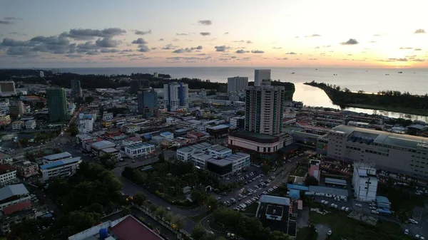 Miri Şehri 'nin ünlü plajları, nehirleri, şehirleri ve manzaralı çevresiyle Landmark ve Turist Çekim alanları