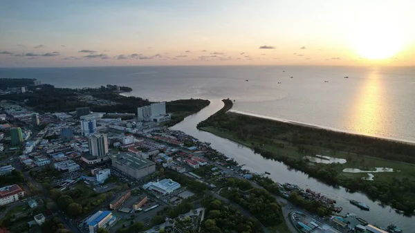 Miri Şehri 'nin ünlü plajları, nehirleri, şehirleri ve manzaralı çevresiyle Landmark ve Turist Çekim alanları