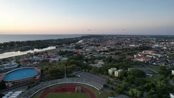 Miri Şehri 'nin ünlü plajları, nehirleri, şehirleri ve manzaralı çevresiyle Landmark ve Turist Çekim alanları
