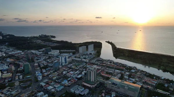 Miri Şehri 'nin ünlü plajları, nehirleri, şehirleri ve manzaralı çevresiyle Landmark ve Turist Çekim alanları