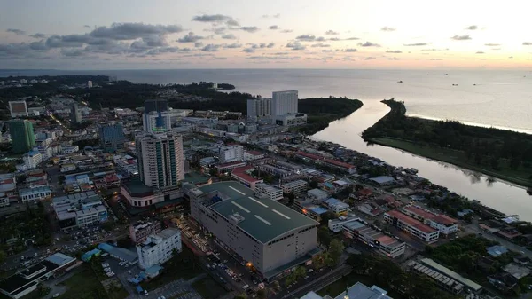 Miri Şehri 'nin ünlü plajları, nehirleri, şehirleri ve manzaralı çevresiyle Landmark ve Turist Çekim alanları