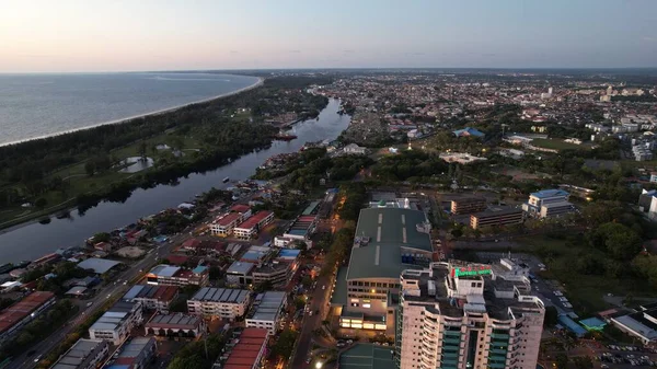Miri Şehri 'nin ünlü plajları, nehirleri, şehirleri ve manzaralı çevresiyle Landmark ve Turist Çekim alanları